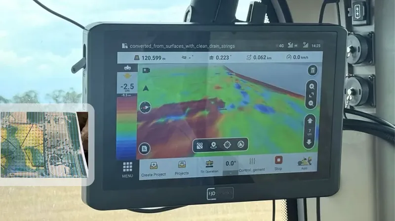 ドローン測量データから変換された整地データを表示するFJDynamics AL02端末
